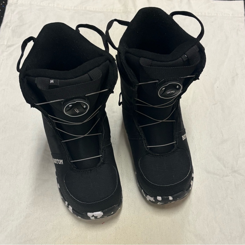 Burton Grom BOA snowboard boot kids size 2